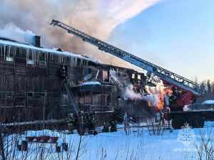 Два человека погибли при пожаре в жилом доме в Мирнинском районе