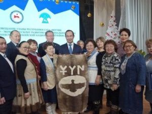 Загадочный коврик с древними рунами подарили в Оленьке Айсену Николаеву