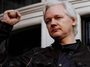 Джулиана Ассанжа задержали в Лондоне. Эквадор лишил его убежища в посольстве