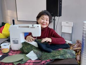 «Возвращайся, золотце»: бабушки из Нюрбы шьют экипировку для бойцов