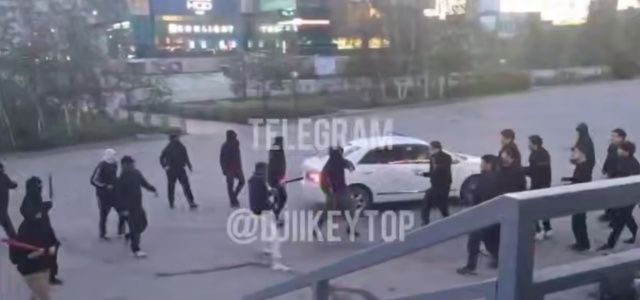 В Якутске две группы молодых людей устроили разборки с битами и пистолетом