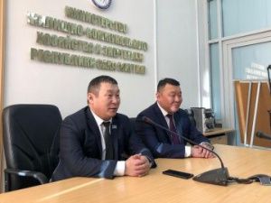 Нового министра ЖКХ Якутии Вячеслава Емельянова представили коллективу министерства