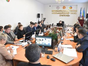 Кирилл Бычков провел выездное заседание правительства Якутии в Усть-Майском районе