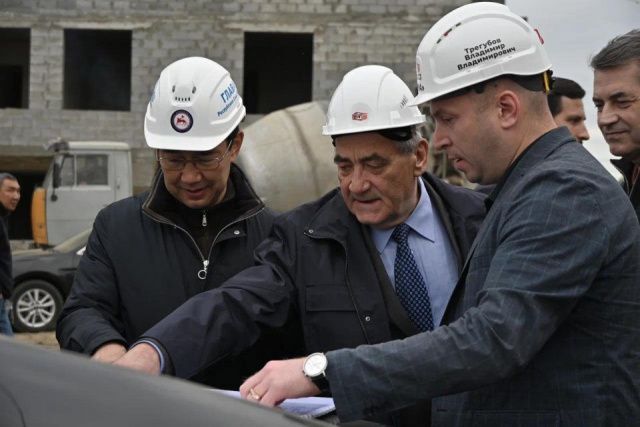 Айсен Николаев и Вячеслав Штыров осмотрели строящиеся объекты в Якутске