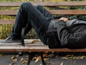 В Чурапчинском улусе злоумышленник обокрал уснувшего на скамейке мужчину