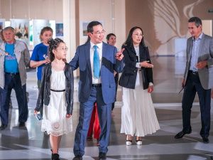 Айсен Николаев сходил с семьей в исторический парк