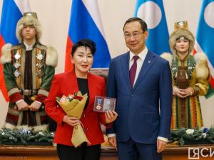 Айсен Николаев вручил якутянам государственные награды в преддверии Нового года
