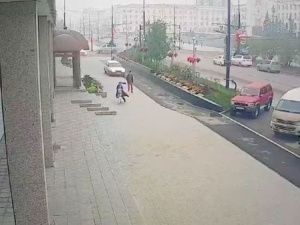 В Якутске пьяный водитель, уходя от полицейской погони, едва не сбил пешеходов на тротуаре