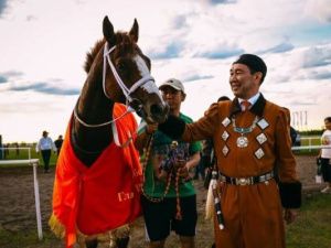 Верхневилюйский скакун одержал победу на конных скачках на призы главы Якутии  