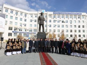 Андрей Тарасенко возложил цветы к памятнику Максиму Кировичу Аммосову