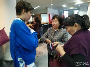 «Волонтёры Победы» раздали жителям Якутска ленты в цветах флага России