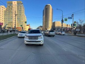 В Якутске водитель "Лексуса" совершил наезд на 17-летнюю девушку