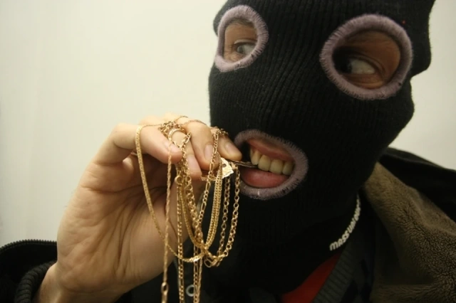 Работник ломбарда в Якутске украл золото и гаджеты на сумму более миллиона рублей