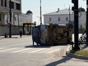 Поворот направо закончился опрокидыванием: ДТП на проспекте Ленина в Якутске