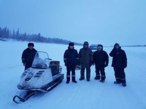 В Якутии полицейские спасли рыбаков, которые чуть не замерзли из-за сломавшегося снегохода
