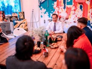 Айсен Николаев встретился с молодыми художниками