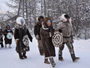 Фото: шествие в национальных костюмах в Оленекском районе в День оленевода