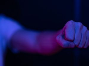 Переломы костей черепа, кровоизлияния в мозг и его смещение: В Якутске мужчина чуть не убил одним ударом незнакомца