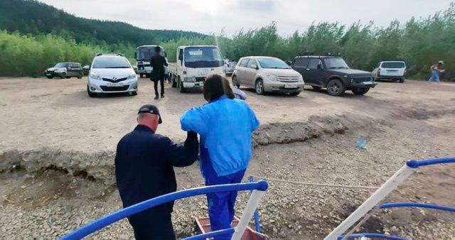 Якутские спасатели организовали сбор дикого лука для людей с нарушениями слуха и зрения