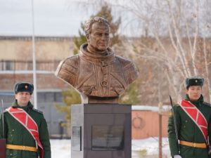 В Якутске возложили цветы к памятнику Германа Титова