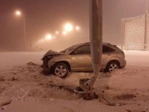 В Якутске пьяный водитель на "Лексусе" врезался в столб