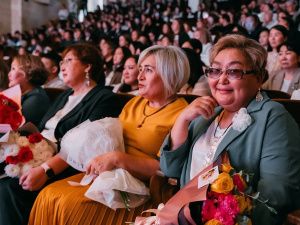 Евгений Григорьев поздравил работников дополнительного образования города Якутска