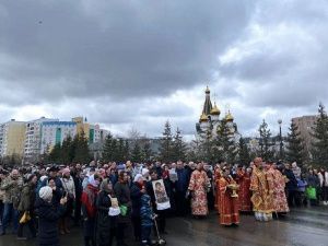 Встреча Благодатного огня и Крестный ход в Якутске