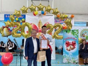 Депутат Николай Васильев поздравил выпускников с последним звонком