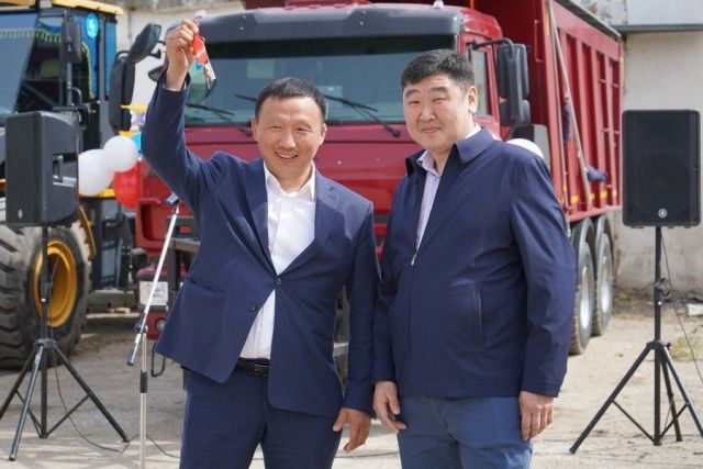 Акционерная компания «Железные дороги Якутии» помогла Мегино-Кангаласскому улусу приобрести автомобиль КАМАЗ