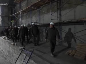 Глава Якутии проверил ход ремонтно-восстановительных работ в подшефном городе Докучаевске в ДНР