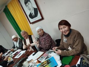 «Серебряные» волонтеры Чурапчинского района изготовили блиндажные свечи для бойцов СВО