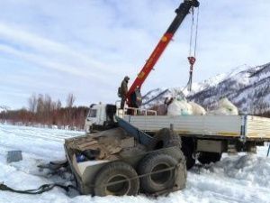 В Якутии перевернулся прицеп с грузом селитры