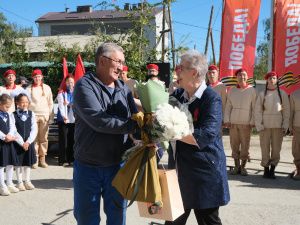 В Якутске «Вечный огонь» пришел во двор к ветеранам: акция «Поём двором» 