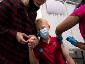 Правительство России: вакцинация подростков от коронавируса начнется до конца 2021 года