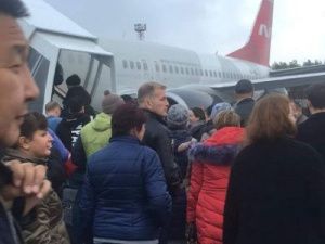 Летевший из Москвы в Якутск самолет совершил вынужденную посадку в Сургуте