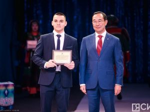 Премии лучшим школьникам Якутии 2023 года вручил Айсен Николаев