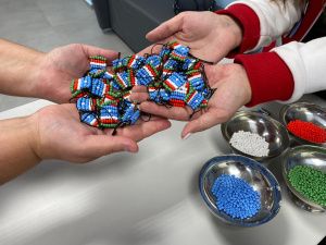 Юнармейцы изготовили обереги для участников СВО