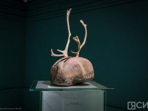 В НХМ Якутии открылась выставка всемирно известного художника-ювелира Александра Манжурьева