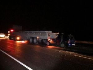 В Вилюйском районе "Тойота" врезалась в большегруз: пострадали два человека