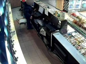 Покупатель обчистил кассу в магазине Якутска: возбуждено уголовное дело по статье «Кража»
