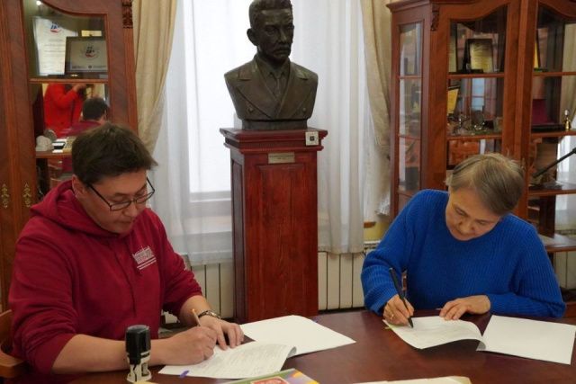 Потомки писателя Далана передали в фонд Национальной библиотеки Якутии уникальный семейный архив