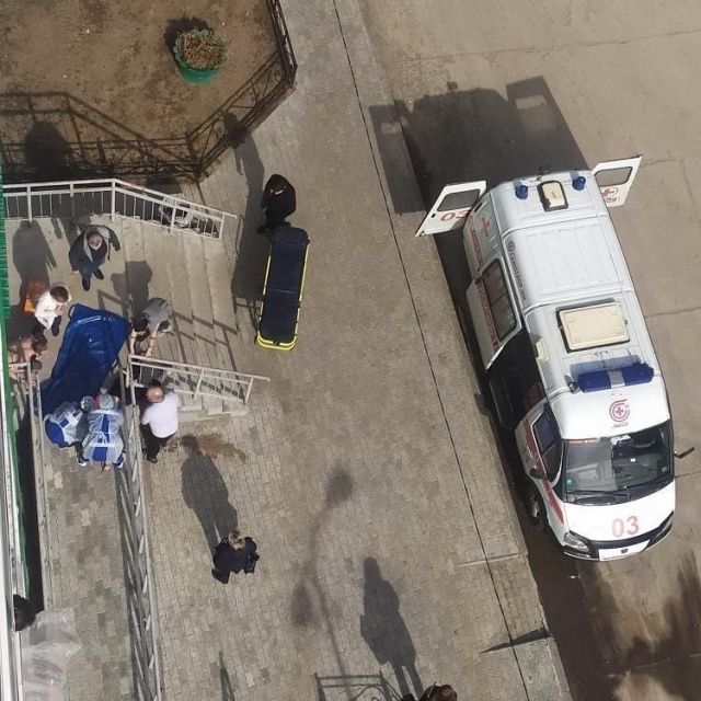 Фотофакт: В Нерюнгри девушка выпала из окна