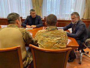 Кирилл Бычков встретился с бойцами-десантникам из Якутии