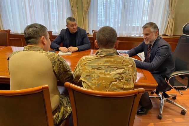 Кирилл Бычков встретился с бойцами-десантникам из Якутии