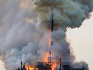 Огонь перекинулся на одну из башен Собора Парижской Богоматери
