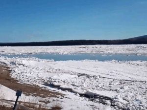 Уровень воды на реке Колыма в Якутии превысил критическую отметку из-за заторов льда