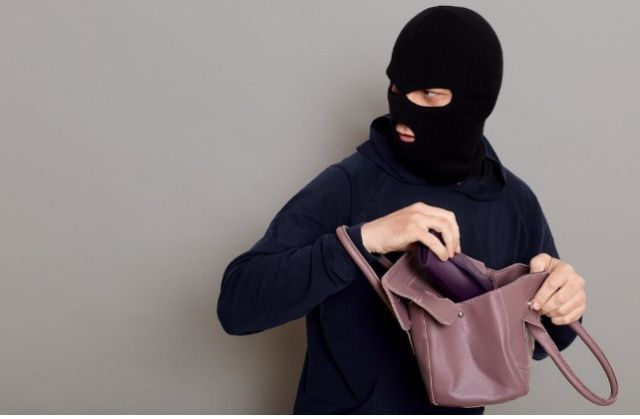 В Якутске ночью мужчина напал со спины на пенсионерку и ограбил ее: Ущерб составил около 100 тысяч рублей