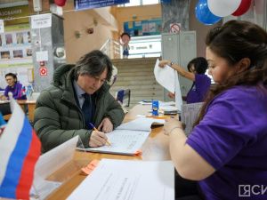 Первый вице-премьер Якутии Джулустан Борисов проголосовал на выборах президента России