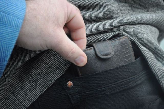 Пьяный житель Якутии "обчистил" другого пьяного, спящего в подъезде