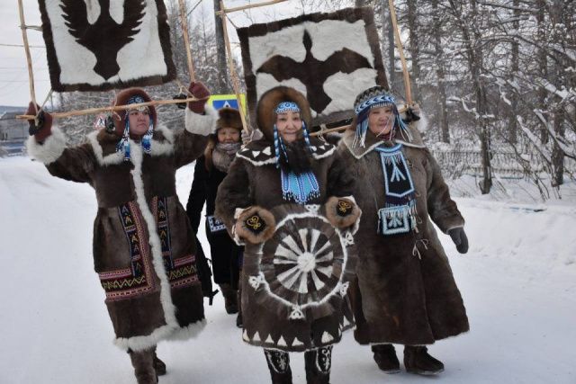 Фото: шествие в национальных костюмах в Оленекском районе в День оленевода